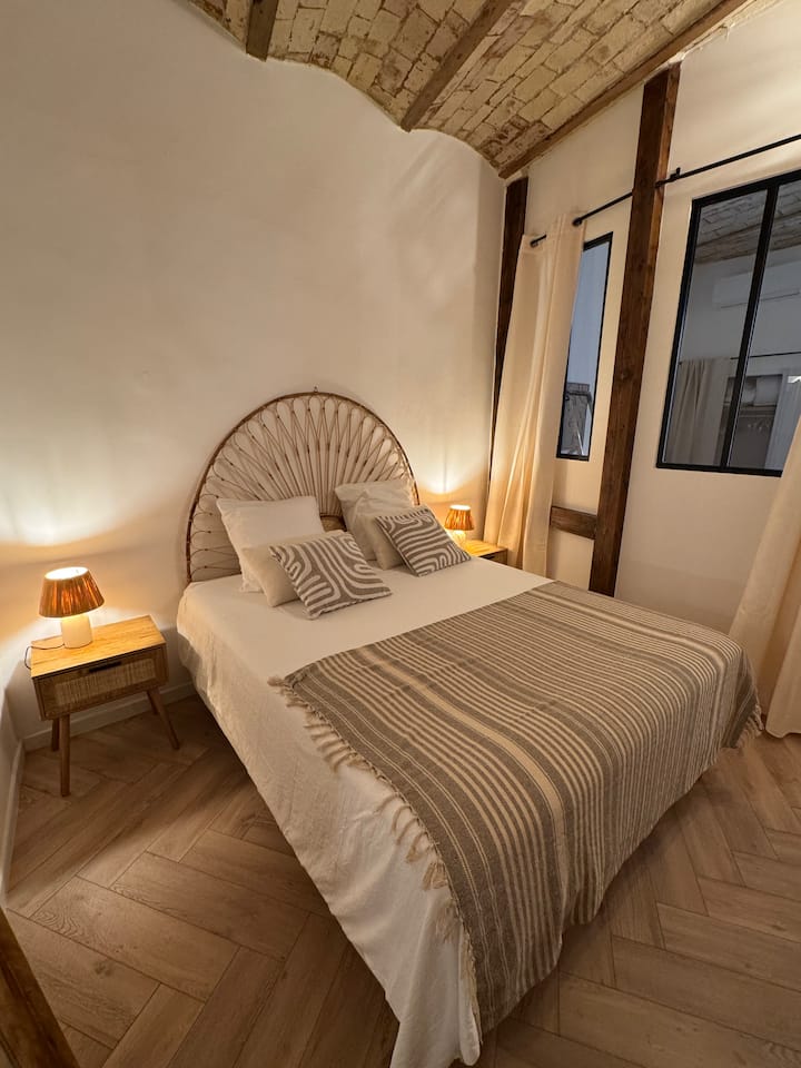 ห้องนอนพร้อมเตียงควีนไซส์
โต๊ะข้างเตียงและโคมไฟ