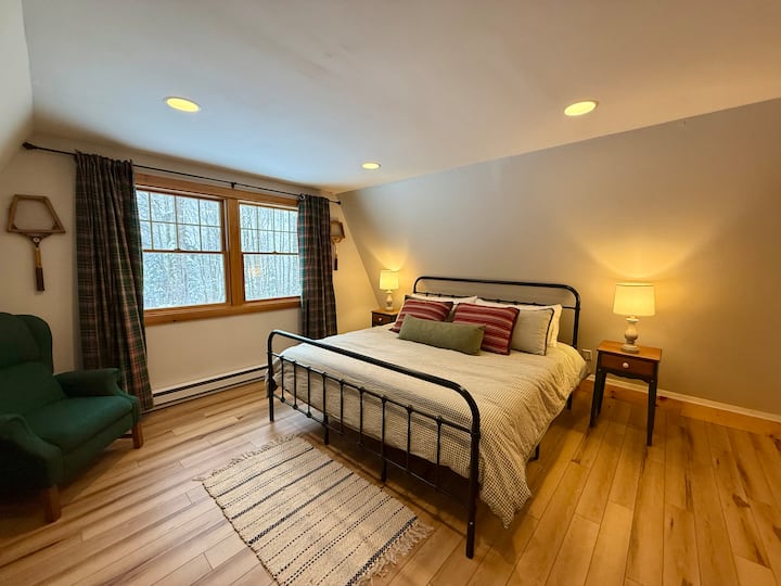 Úplne nová pohodlná manželská posteľ s extra nadýchanými vankúšmi a teplou prikrývkou. Tmavé závesy zatemnia miestnosť pre skvelý nočný spánok! 