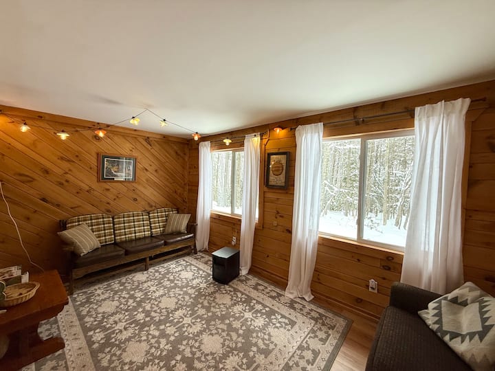 Toto je druhý obývací priestor hneď vedľa kuchyne. Je to izba pre 3 sezóny, ale vykuruje sa ohrievačom. Pohovka vpravo má rozťahovaciu posteľ v plnej veľkosti a dvere sa dajú zatvoriť, aby sa zachovalo súkromie (alebo teplo, ak sa nepoužíva). 