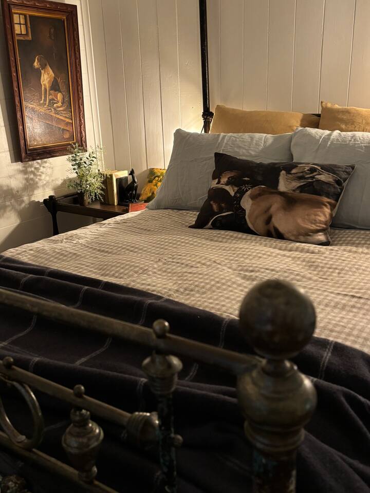 חדר השינה השני, מעוצב עם פריטי אספנות ועתיקות כדי למשוך את חובבי הכלבים בינינו. מצעי פשתן צרפתי, שמיכות צמר, יחד עם בקבוקי מים חמים ומיזוג אוויר עם מחזור הפוך לכל האירועים.  