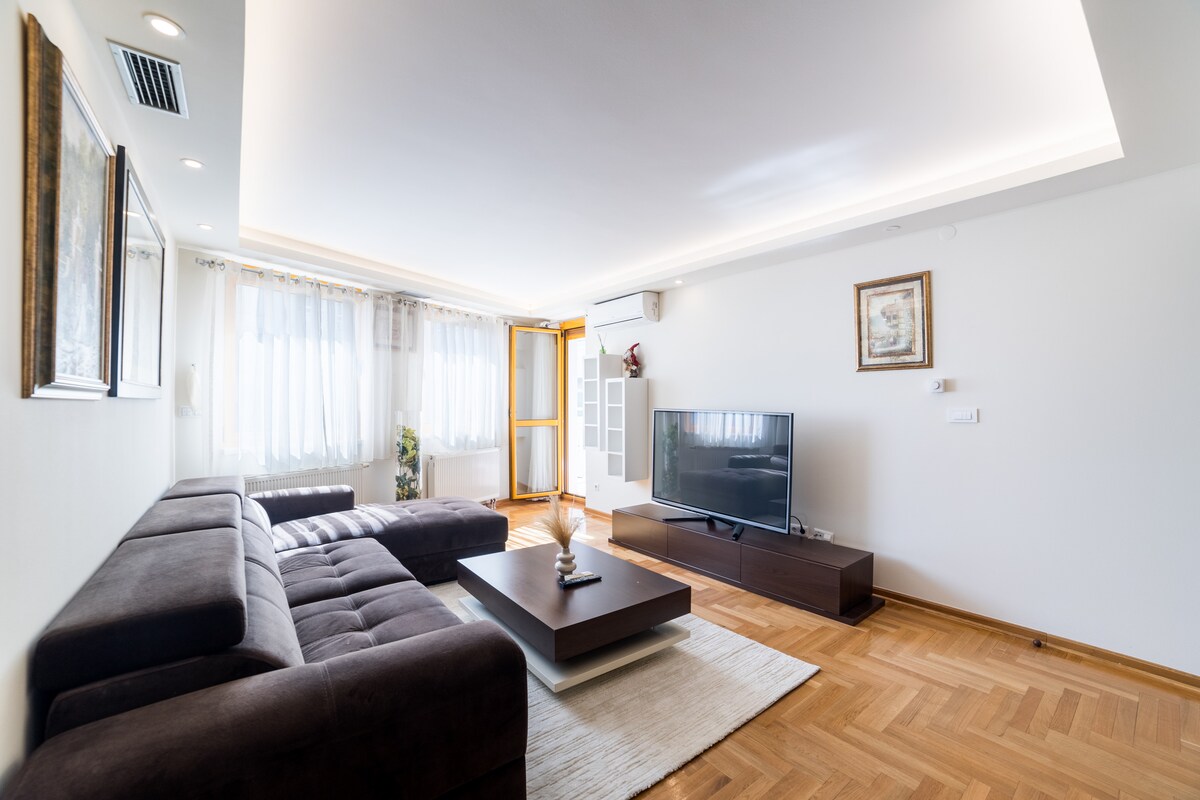 Skenderija Skyline - 2BR Apt | Garage & Balcony