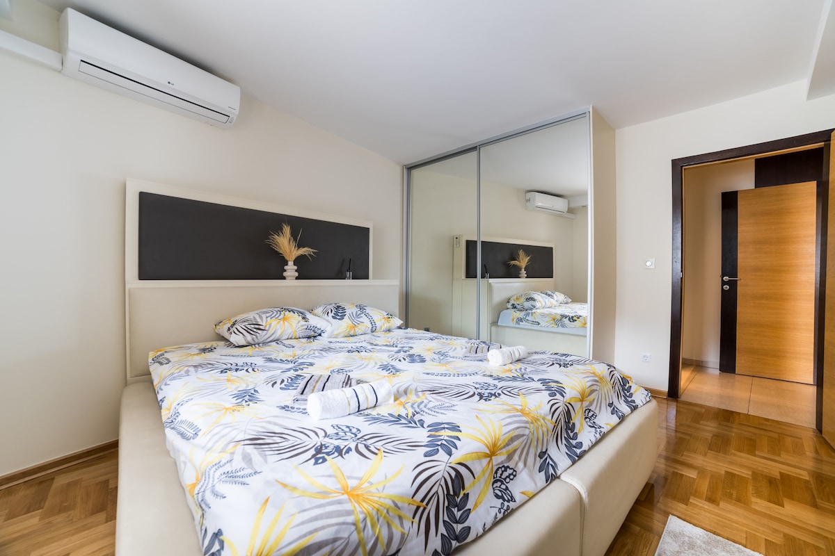 Skenderija Skyline - 2BR Apt | Garage & Balcony