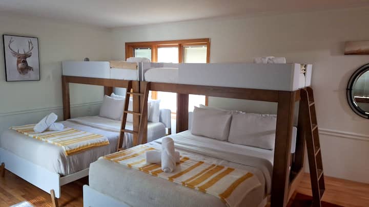 Ამ მყუდრო და ელეგანტურ ნომერში არის ორი კომფორტული ორადგილიანი საწოლი, რომელიც გთავაზობთ სახალისო და ფუნქციურ კონფიგურაციას ოჯახებისთვის ან ჯგუფებისთვის. Დატკბით საძილე სივრცით კომფორტისა და სტილის გარეშე.