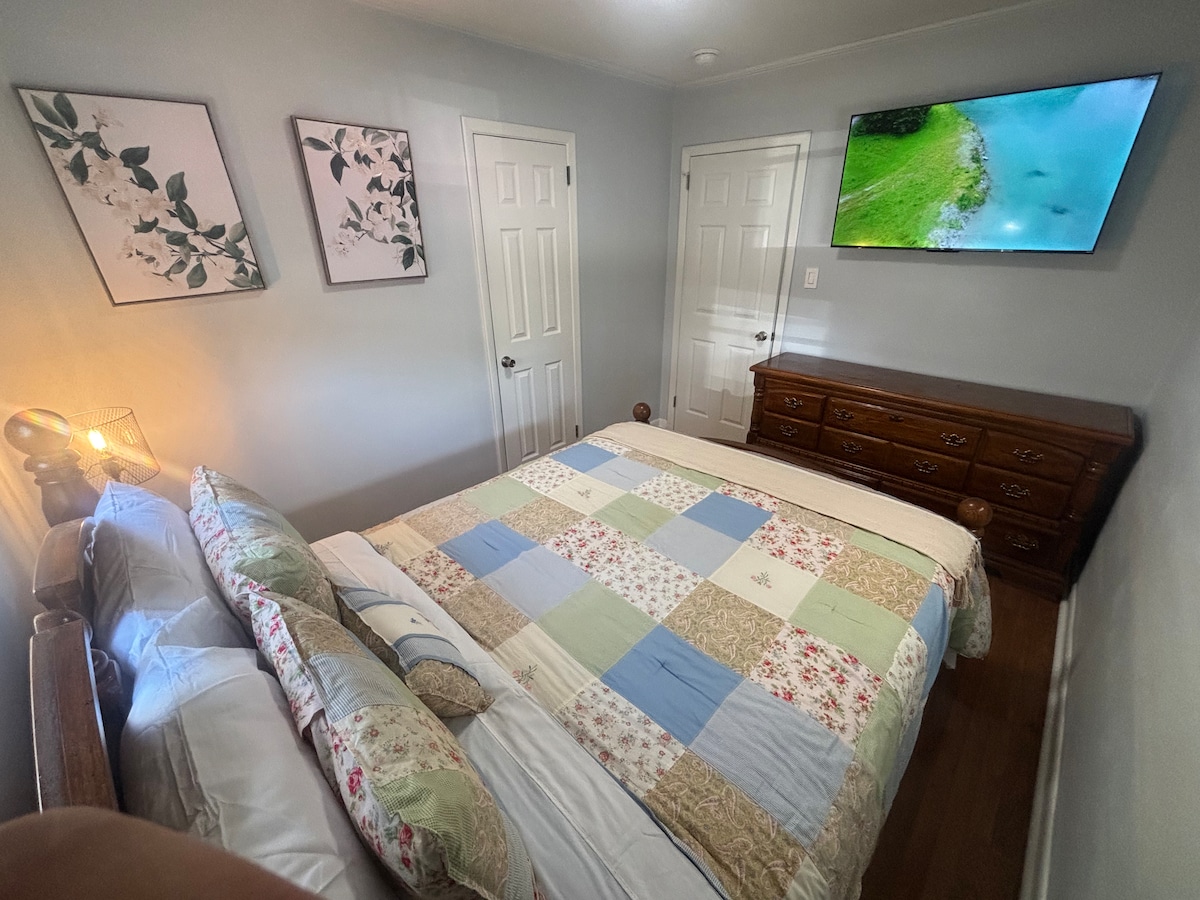 标准双人床、50英寸Roku电视、集成USB A&C充电插座、房间遮光帘、烟雾探测器、带衣架的衣柜。