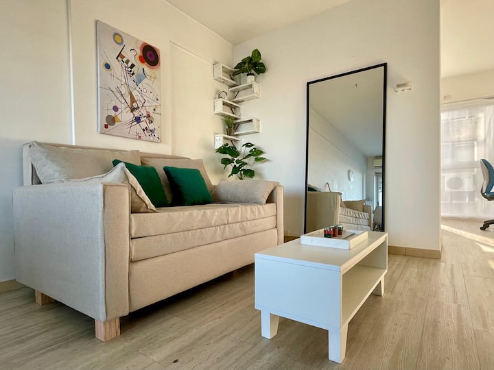 Kitnet mobiliada em Chacarita com varanda coberta