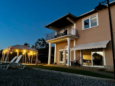 Villa Serenity – 4 BR Lakeview Family Retreat