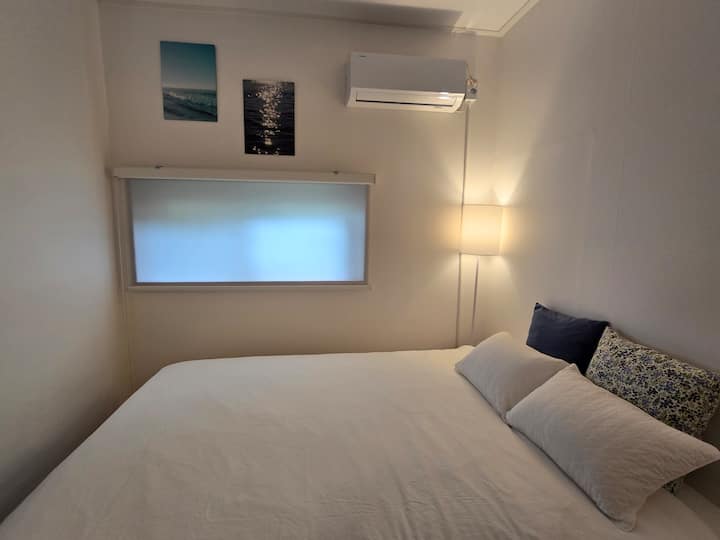 Kila chumba kina kiyoyozi kipya na chumba cha ondol na boya kwa ajili ya kupasha joto na maji ya moto vina vifaa ili uweze kukaa kwa starehe hata siku za baridi.