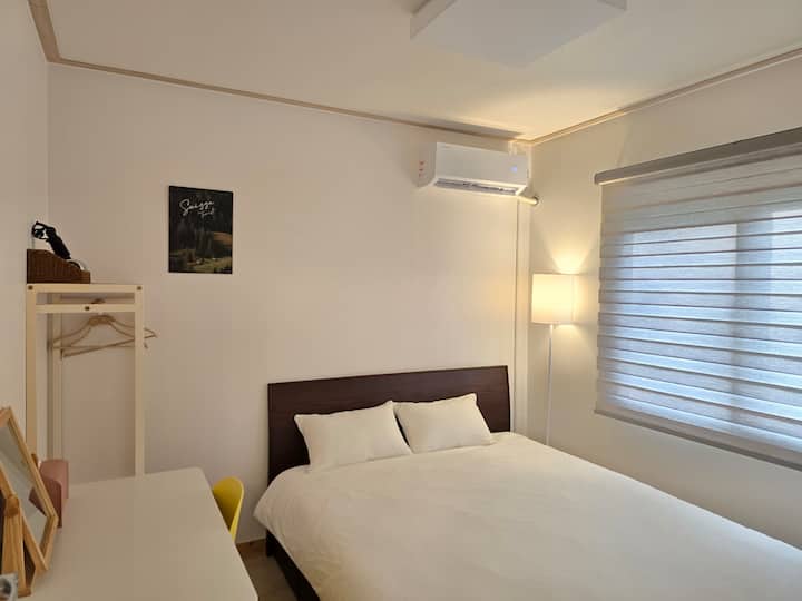 Ni kitanda cha ukubwa wa malkia. Nimeandaa vifaa muhimu kama vile kioo, kikausha nywele, chanja, n.k.