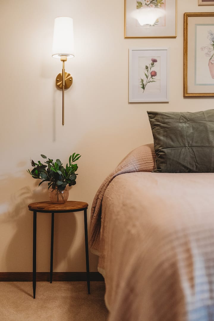 Stort soveværelse med queensize-dobbeltseng, kommode og Roku-TV. Beliggende på boligens anden sal.