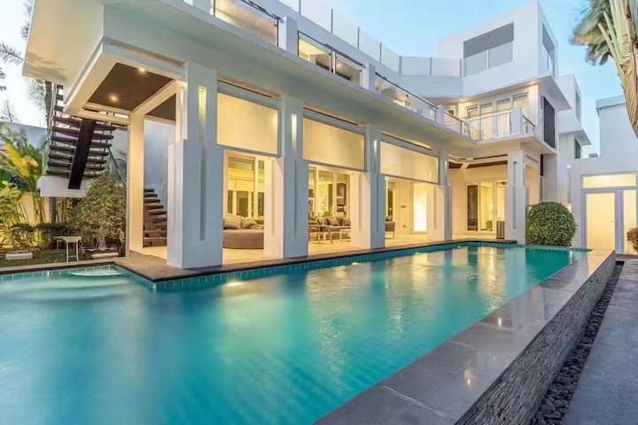Super luxurious, super large, detached 4 bedroom, 5 bathroom pool villa Q2 near Jomtien Beach…