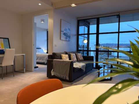 Eastlake Waterfront, Dining & Bars Nearby!Free P