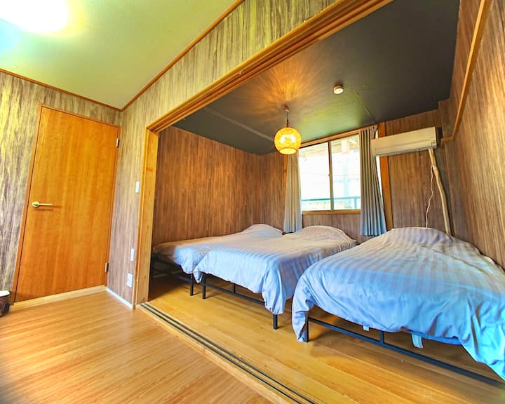 Chambre au 1er étage (3 lits simples)