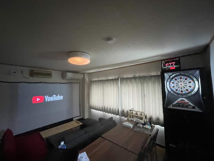 Vous pouvez utiliser YouTube, Netflix, etc. avec le projecteur.(Veuillez utiliser votre propre compte.)
