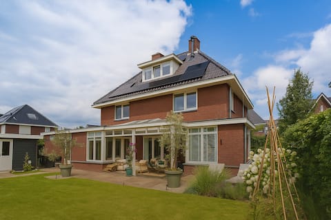 Villa with Jacuzzi & cinema near Efteling