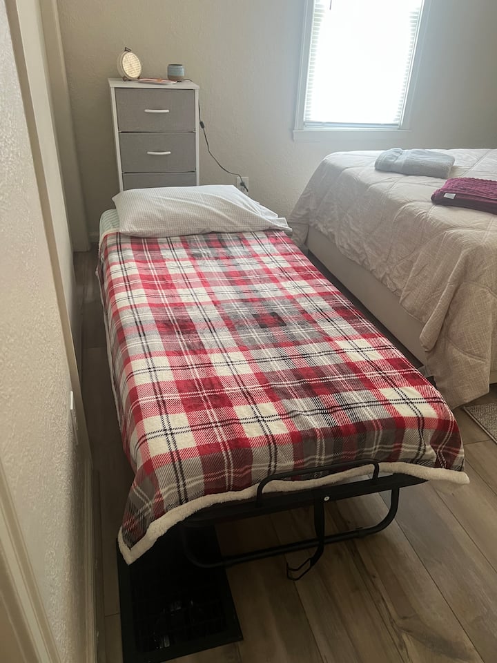 Una cama plegable con colchón en el armario en caso de que sea necesario