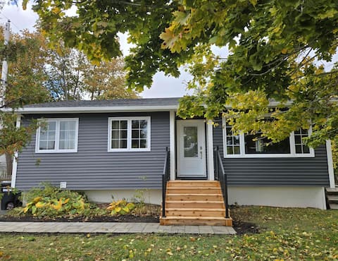 Calm on the Crescent - Spacious 4BR Family Home