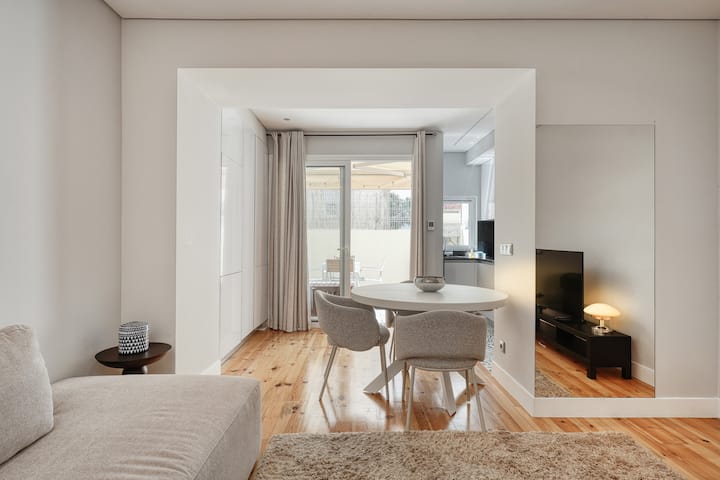 Modern Lisbon Apartment With Private Patio - Lisboa