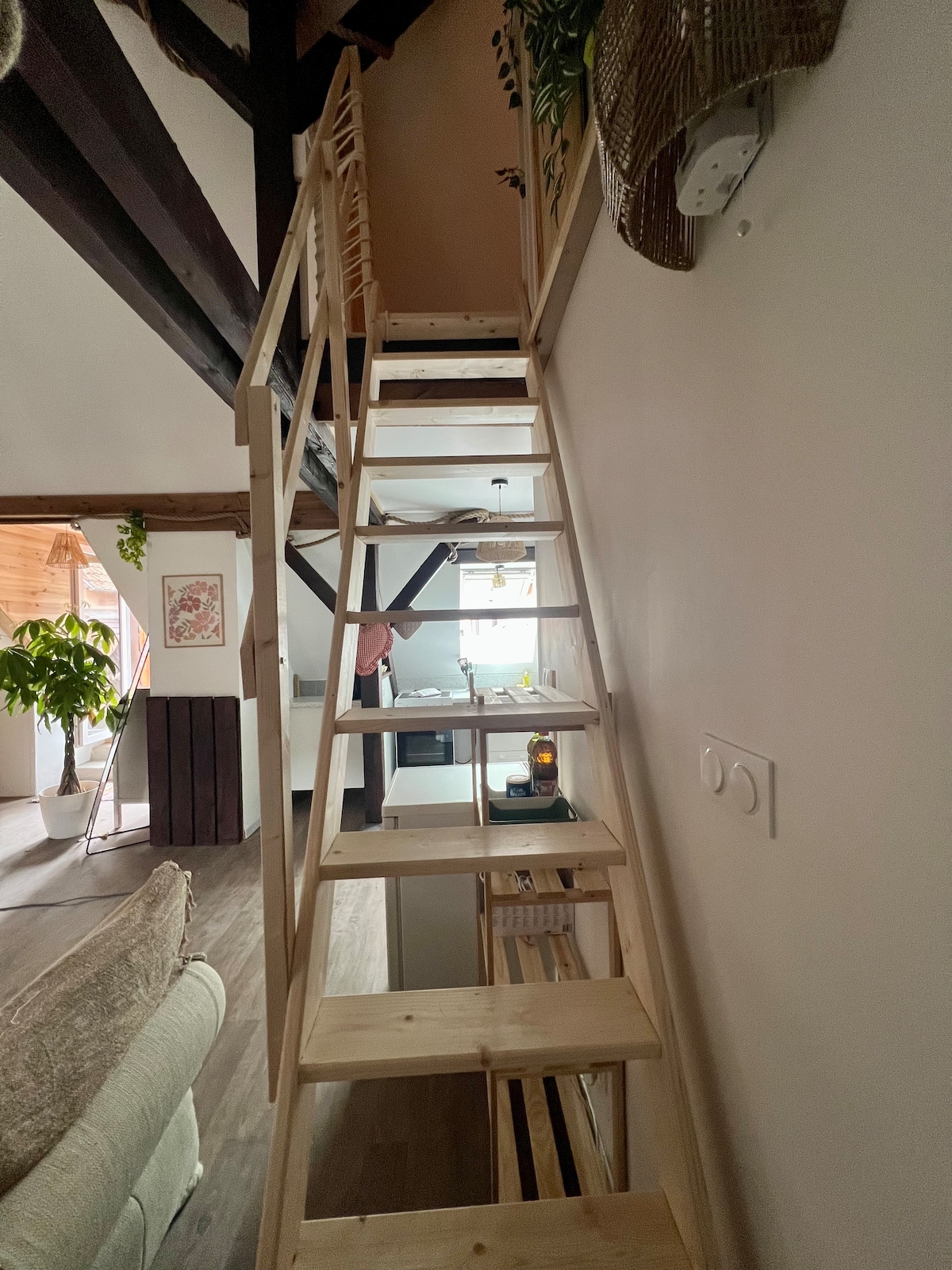 Escalera tipo escalera de molinero (estrecha y empinada)