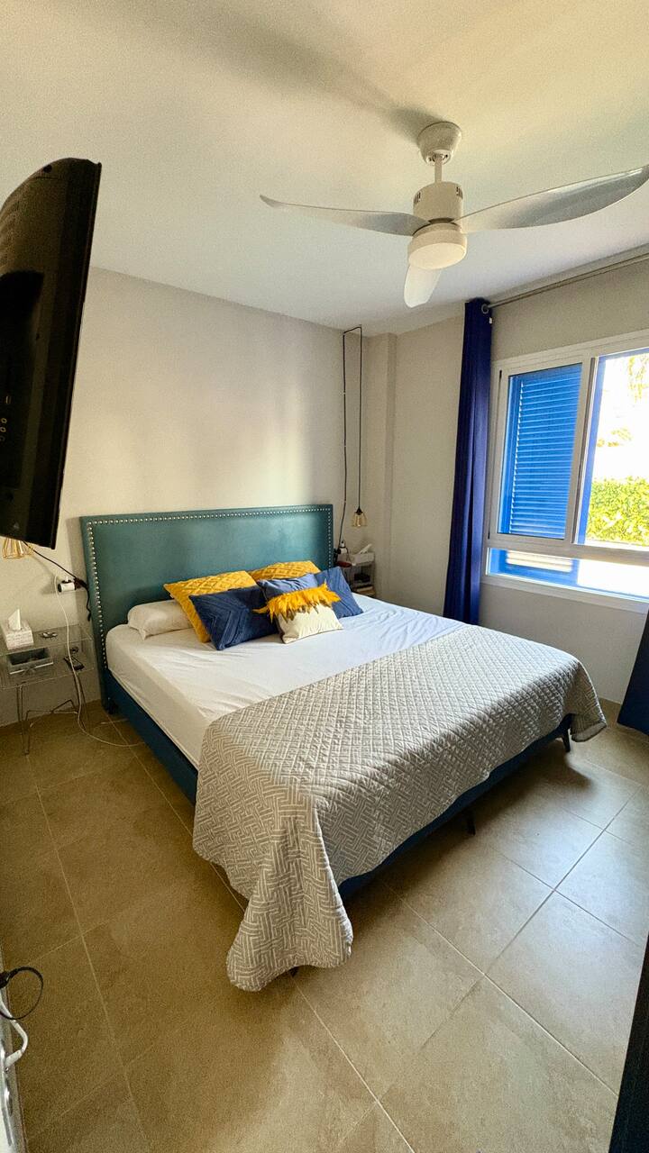 Kitanda cha 1.80 x 2.00 chenye godoro na mto bora.