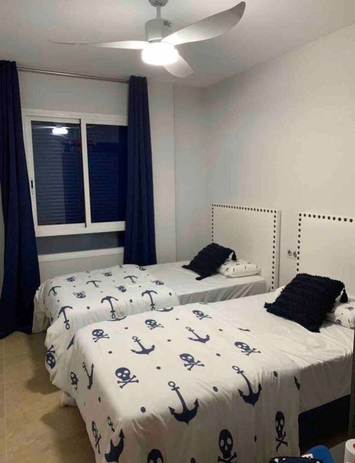 Vitanda 1,05 x 2.00 vyenye mito na godoro lenye ubora wa hali ya juu.