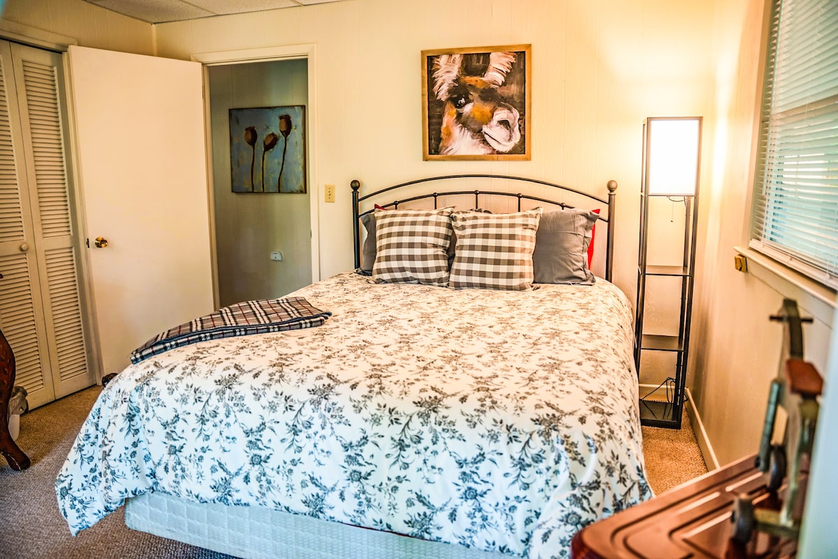 Cuenta con una cama tamaño queen, espacio para guardar ropa y una puerta al exterior.