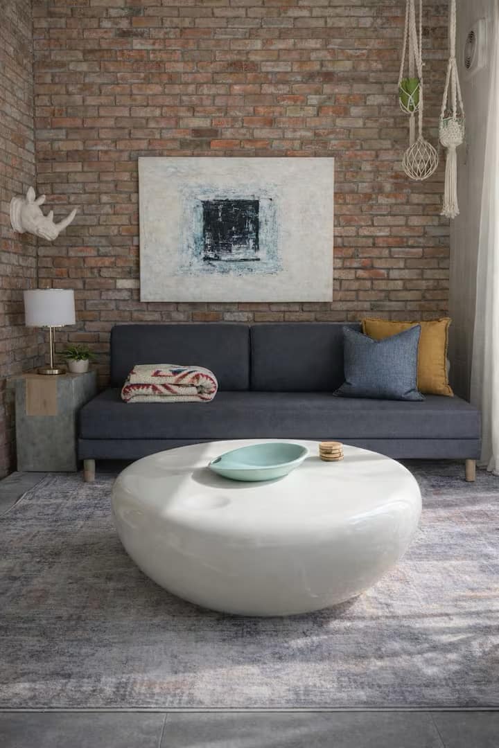 Rodeado de vegetación y luz natural, el atrio ofrece un lugar tranquilo para relajarte, leer o disfrutar de tu café de la mañana. Este versátil espacio se convierte en una zona para dormir y cuenta con un lavabo, TV, mesa y acceso al baño de 3 piezas del piso principal.