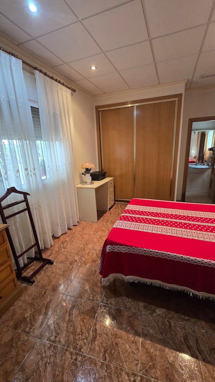 dvojlôžková izba s kúpeľňou 
(ak je prenajatý celý dom, bude to 3 izby)