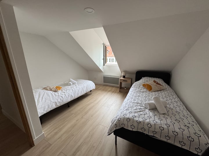 Chumba cha kulala chenye vitanda 2 vya mtu mmoja
Mashuka na taulo za mikono zimejumuishwa