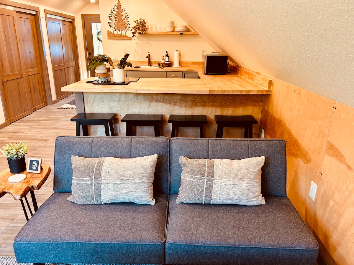 бар столове
телевизор
Року 
Wi - Fi
книги
игри
разтегателен диван с 2 отделни легла