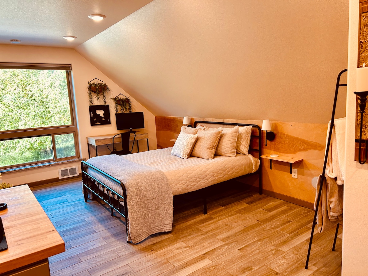 Това е студио. Спалното помещение е споделена зона между двойното легло, двойния диван във всекидневната и допълнителен надуваем матрак за две лица, ако е необходимо. 