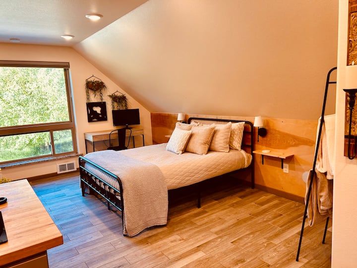 Ова е простор во студио. Просторот за спиење е заеднички простор помеѓу брачниот кревет (широк 150-179 см), двоен кауч во дневната соба и дополнителен душек со брачен кревет (широк 180-179 см) ако е потребно. 