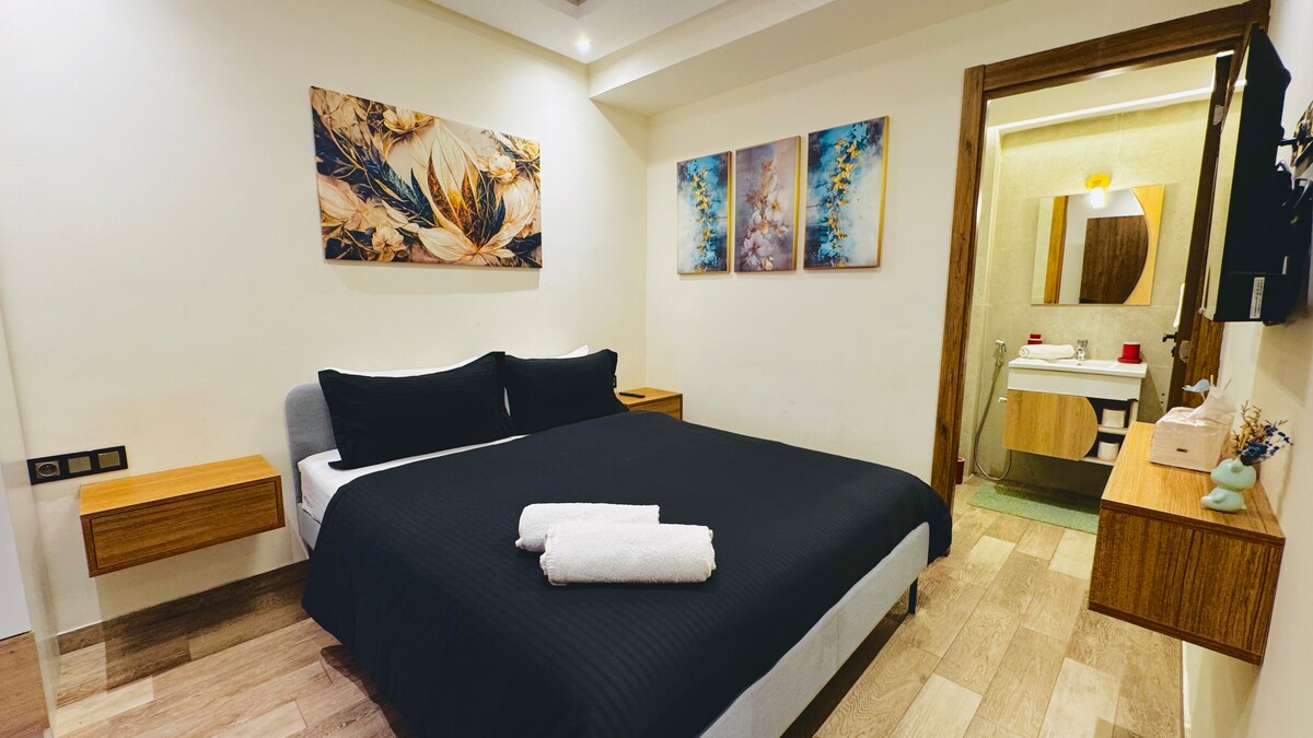 Svetlá spálňa s pohodlnou manželskou posteľou a klimatizáciou