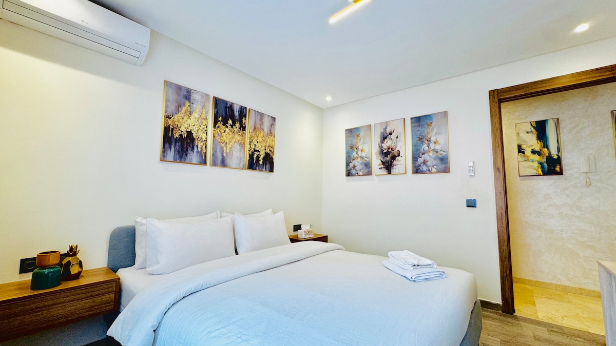 Priestranná spálňa s manželskou posteľou, luxusnou posteľnou bielizňou a klimatizáciou