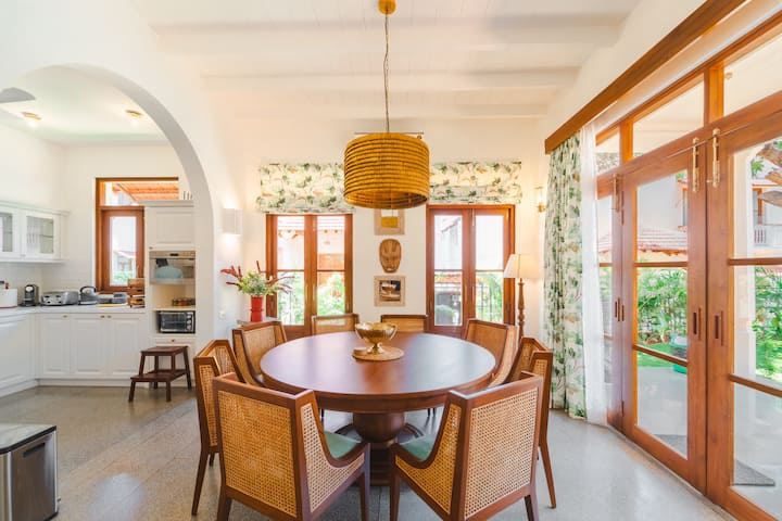 Dining area image 1