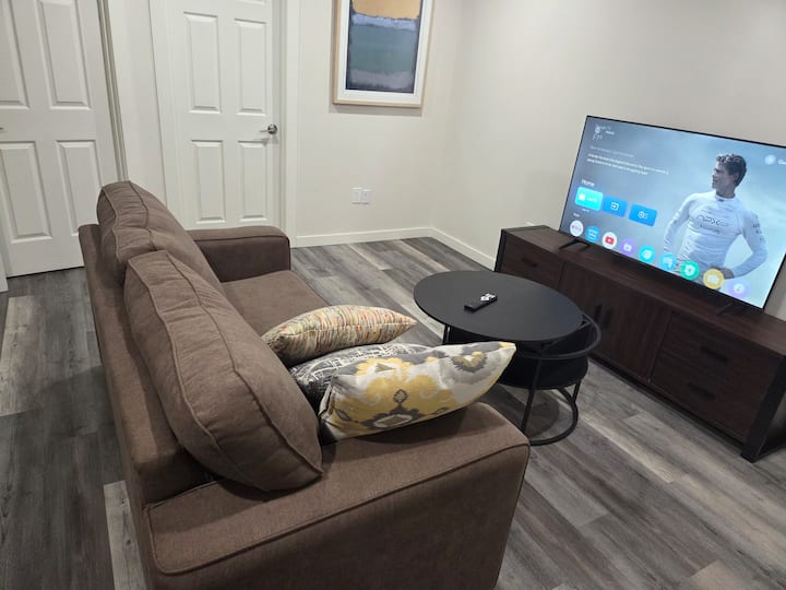 Brand New Fully Furnished Suite - White City