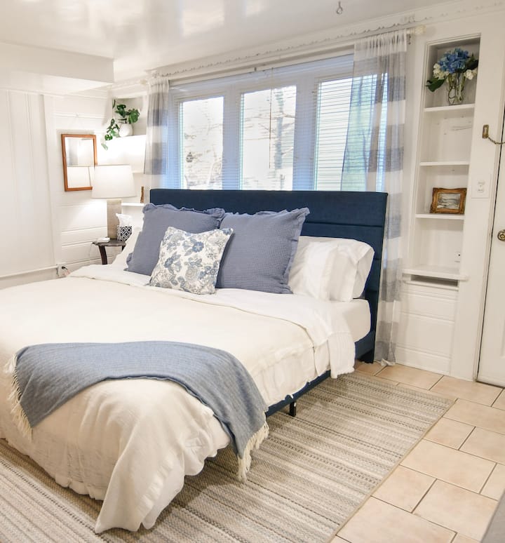 • One king size bed (sleeps 2)
• Ensuite bathroom with shower/tub and pedestal sink
• Oven/stove combo, sink and counter space for overflow cooking
• Accessible entrance; no stairs required
• Exterior door that remains locked; not for guest use