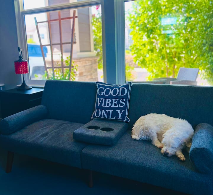 Pracovná stanica s dverami a/alebo detský priestor s televízorom a rozkladacou posteľou 