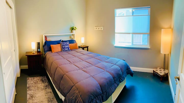 Posteľ v plnej veľkosti, ale XXL, pokiaľ ide o posteľ Cal king pre tých z nás, ktorí sú vyšší ako priemer.
