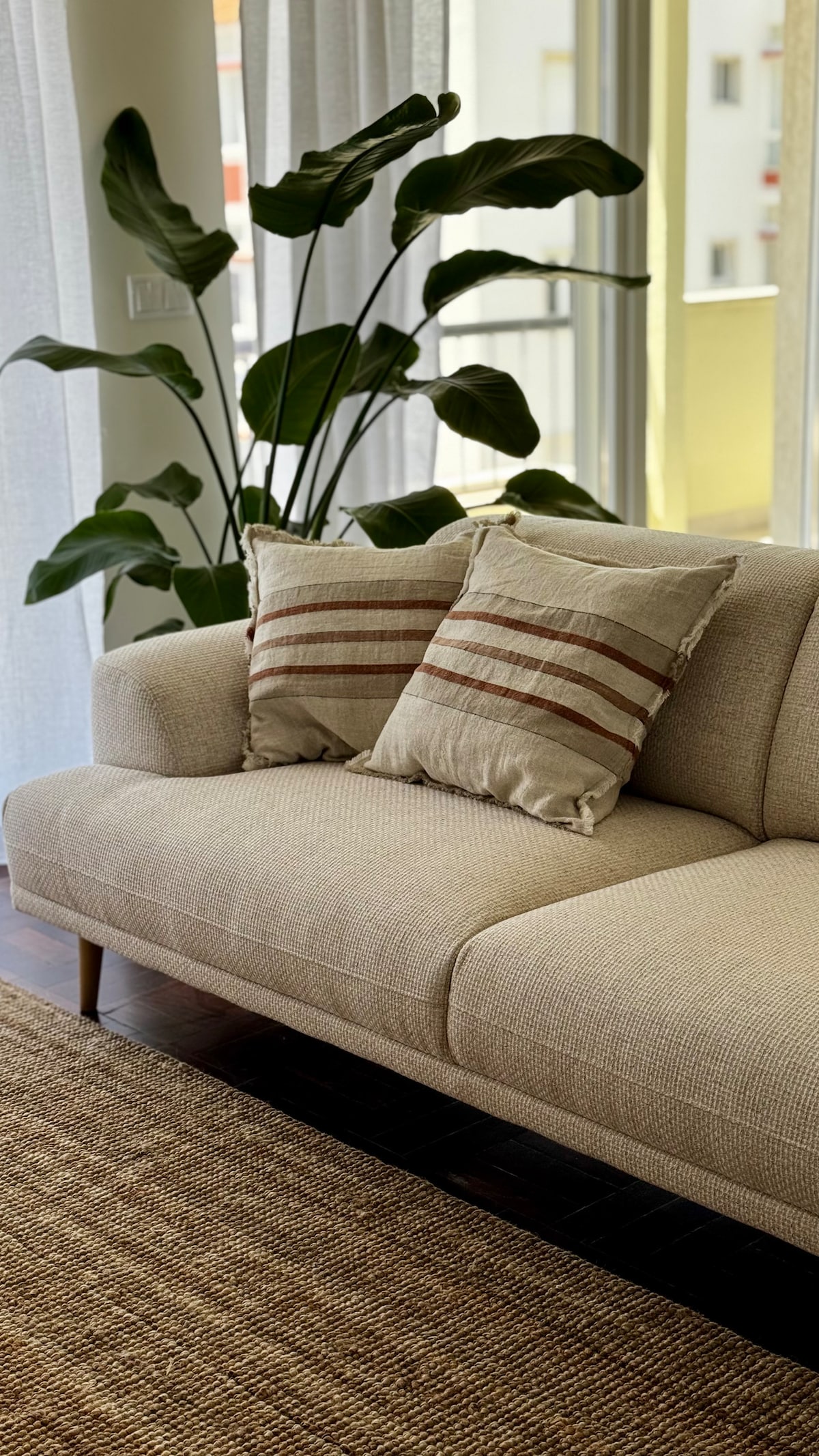 Top Airbnb: Sunny and lovely apartment in Carcavelos Beach em União Das Freguesias De Carcavelos E Parede