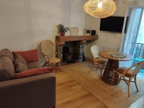 Top performing Airbnb: 2-person apartment in historic heart, beach, air conditioning in Collioure