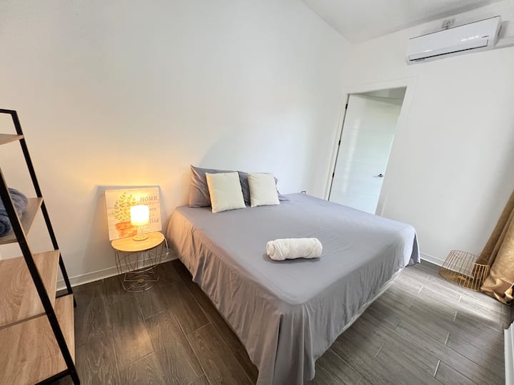 ห้องพักที่ยอดเยี่ยมพร้อมเตียงขนาดใหญ่และสะดวกสบาย ห้องน้ำในตัว และสวนในร่มส่วนตัวขนาดเล็ก