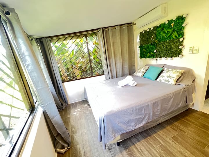 เพลิดเพลินกับสวนที่งดงามจากเตียงขนาดใหญ่ที่กว้างขวางและสะดวกสบายพร้อมห้องน้ำในตัว!!!