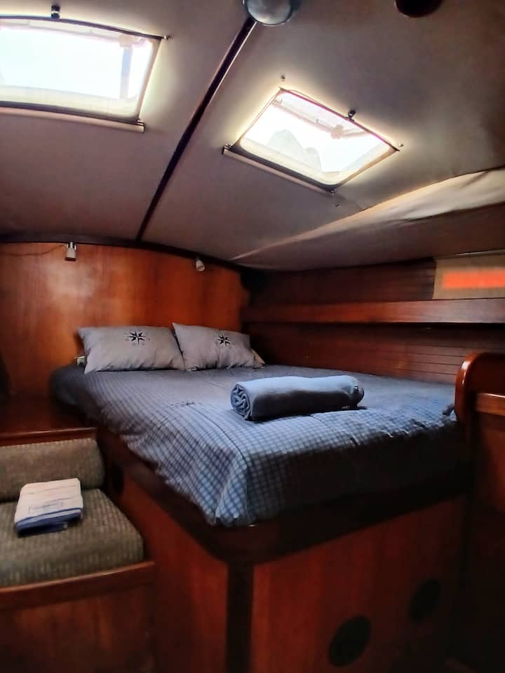 Camarote principal con cama tipo twin con 4 almohadas , sabanas y cobijas.
La ventilación es Natural por las ecotillas o ventanas y cuenta con 2 Ventiladores de pared . 
