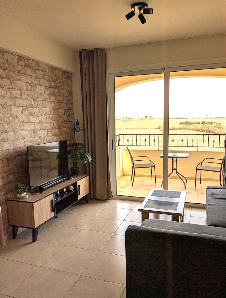 43-palcový televízor s rozlíšením Full HD a stereo soundbarom s technológiou Bluetooth