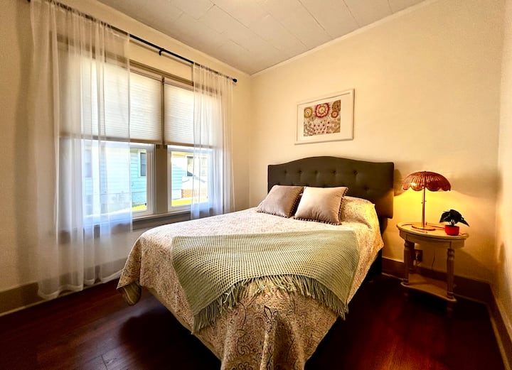 Krevat dopio është me sfungjer memorik dhe i rehatshëm. Ka priza elektrike për karikuesit e telefonit. 