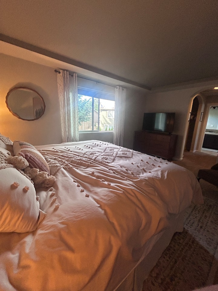 Kitanda cha ukubwa wa kifalme chenye televisheni mahiri. Bafu limeunganishwa kwenye chumba. 