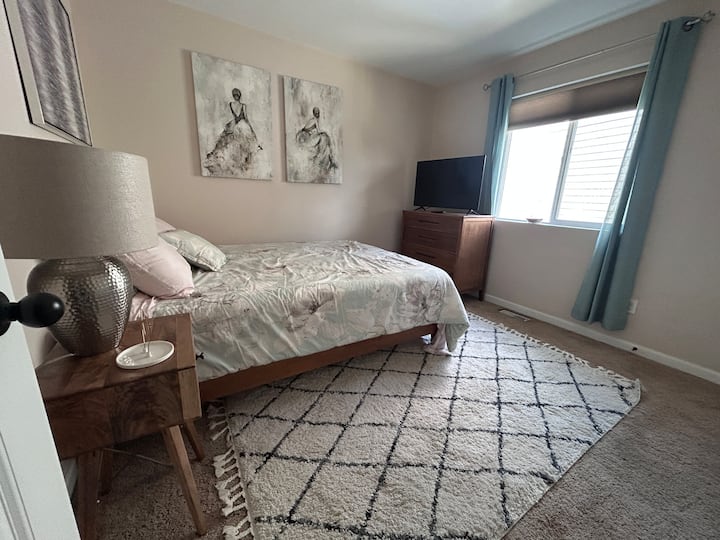 Kitanda cha ukubwa wa Malkia na runinga janja