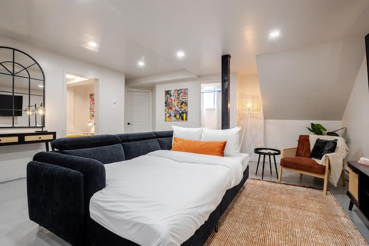 Plateau Powerhouse: 5br + 2ba Apt - Montreal
