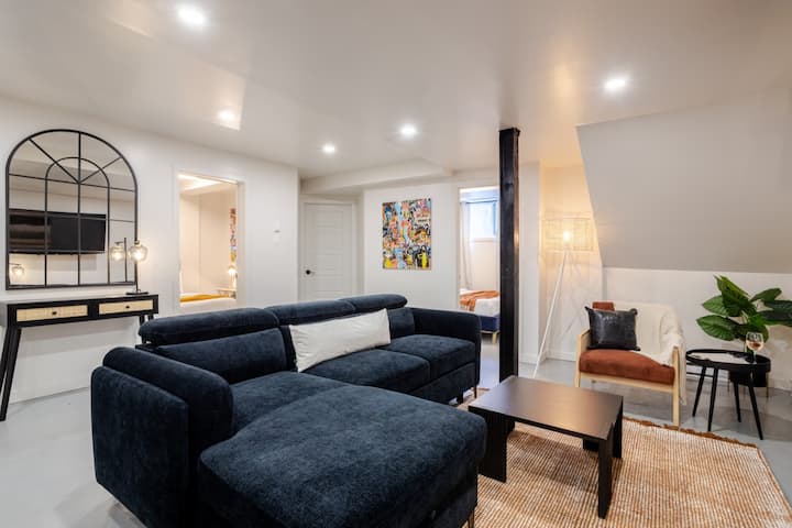 Plateau Powerhouse: 5br + 2ba Apt - Montreal