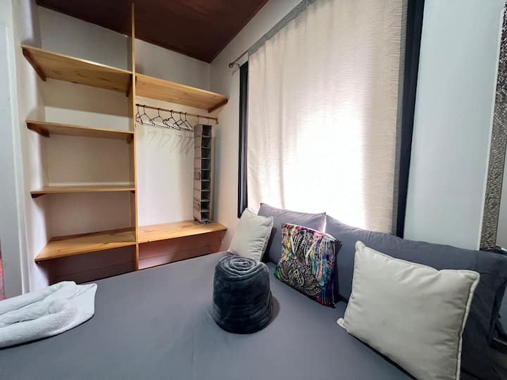 Sovrum med stort omklädningsrum och ny och bekväm 150 cm queen-säng 